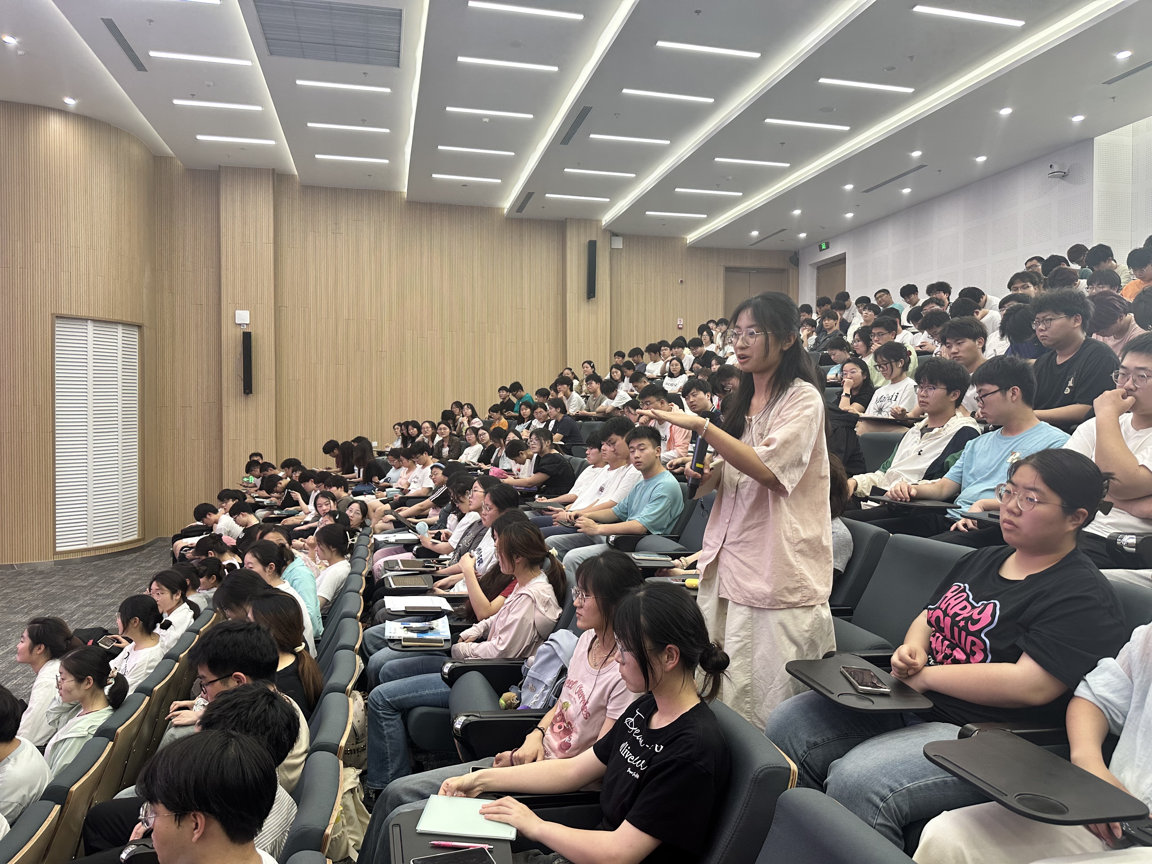 1748566366331687.jpg 专家讲座ec7ca7f4a2d02c4cc8543184ca5de949.JPG