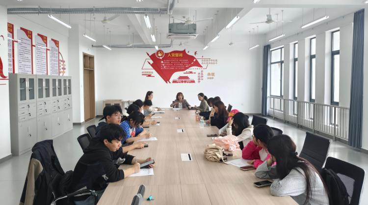 1777541422774635.jpg 学生座谈2(1).jpg