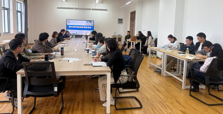 1777541487300389.jpg 期中教学老师座谈照片2(1).jpg